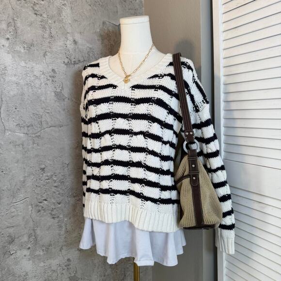 Aeropostale Black & White Striped Sweater - Picture 4 of 8